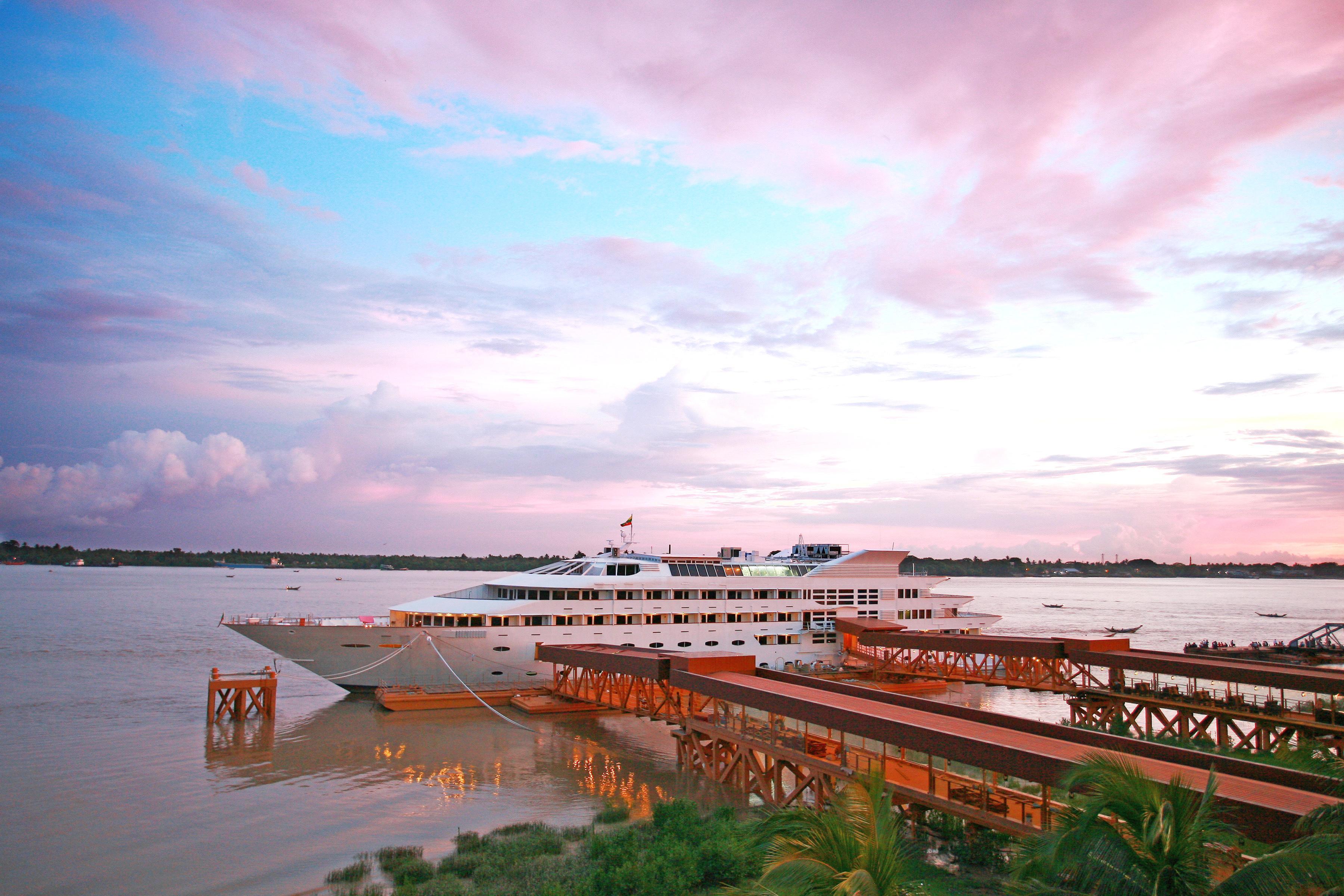 Vintage Luxury Yacht Hotel Yangon Exterior foto