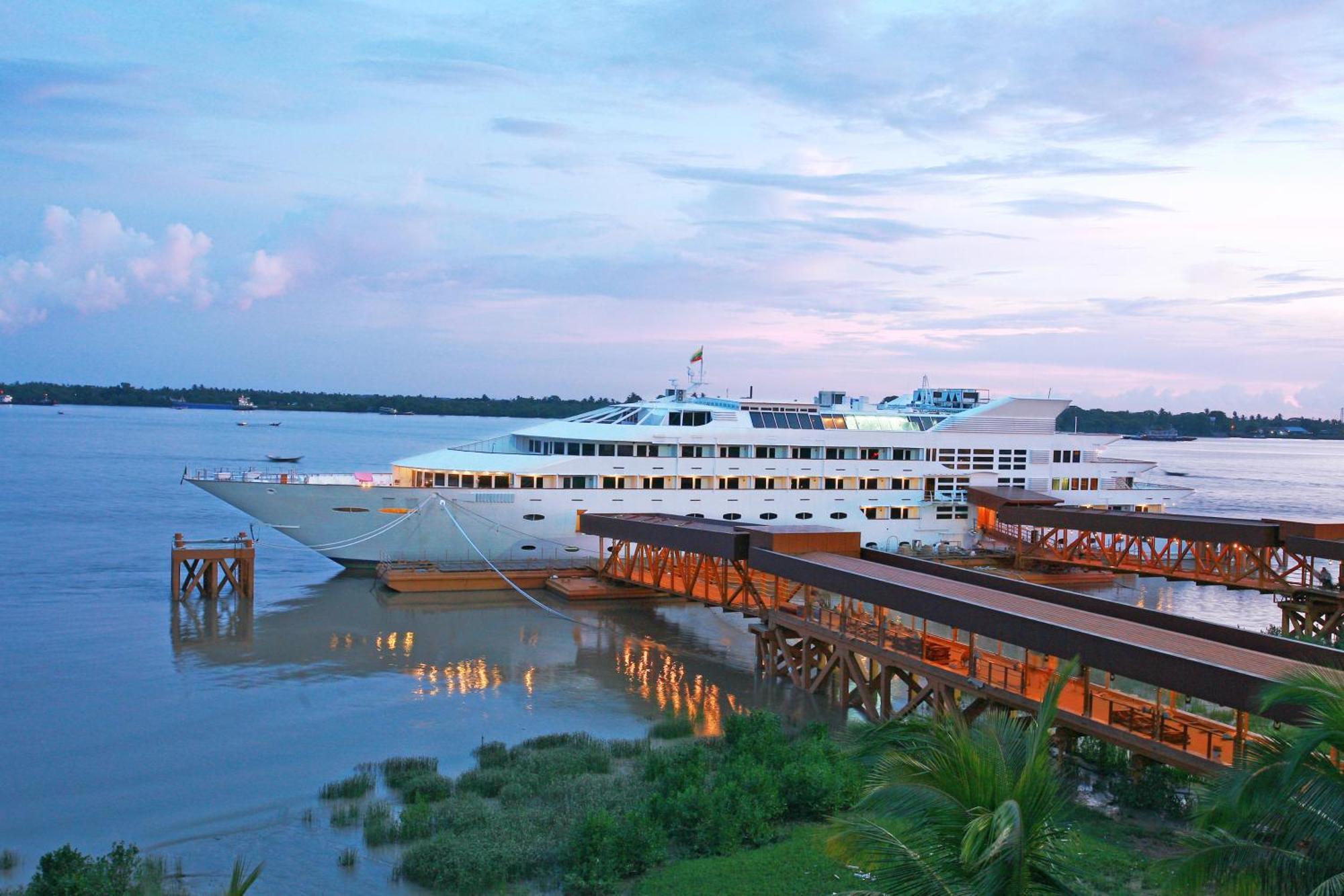 Vintage Luxury Yacht Hotel Yangon Exterior foto