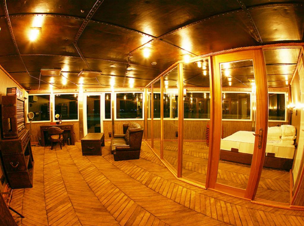 Vintage Luxury Yacht Hotel Yangon Exterior foto
