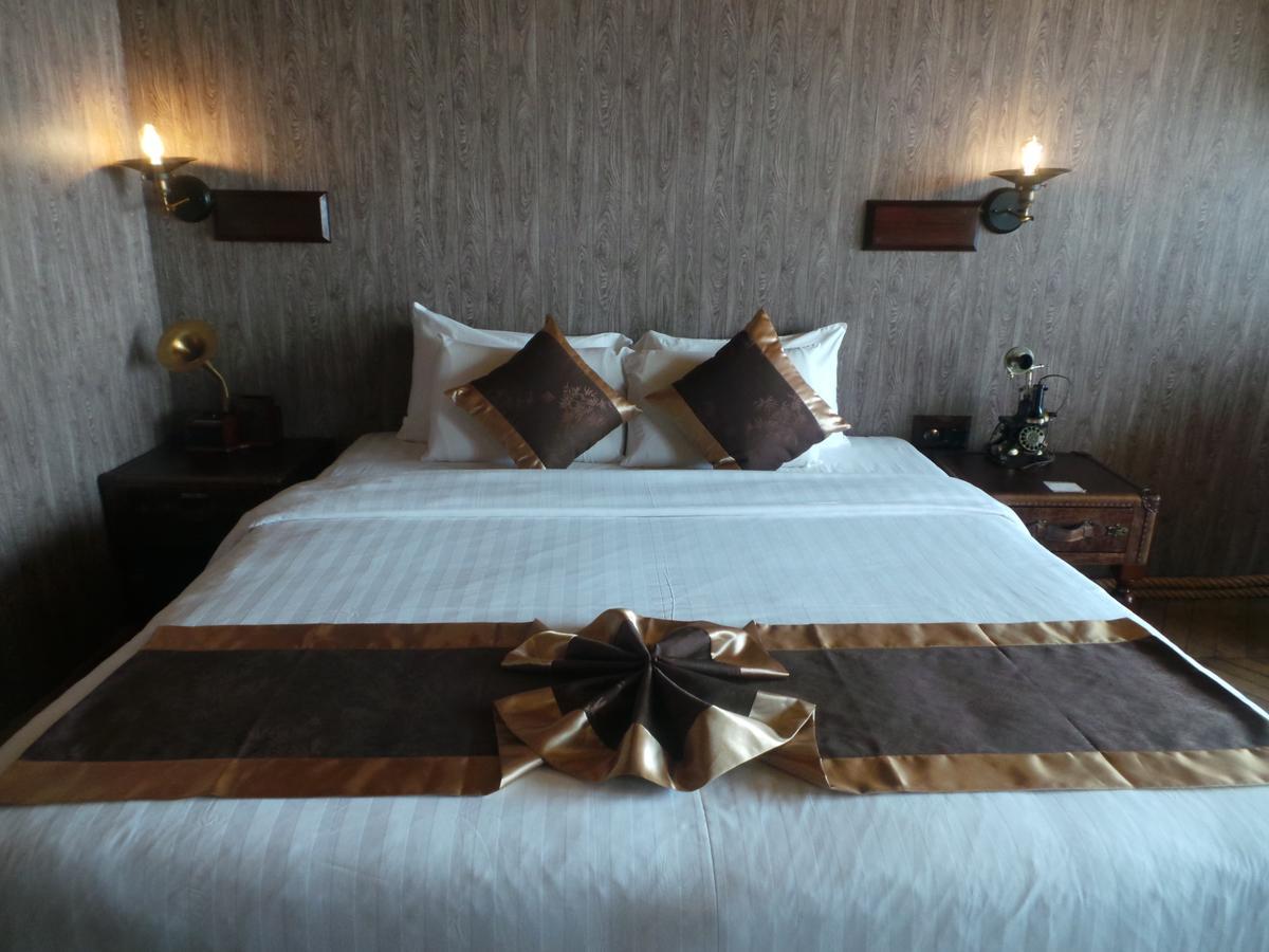 Vintage Luxury Yacht Hotel Yangon Exterior foto